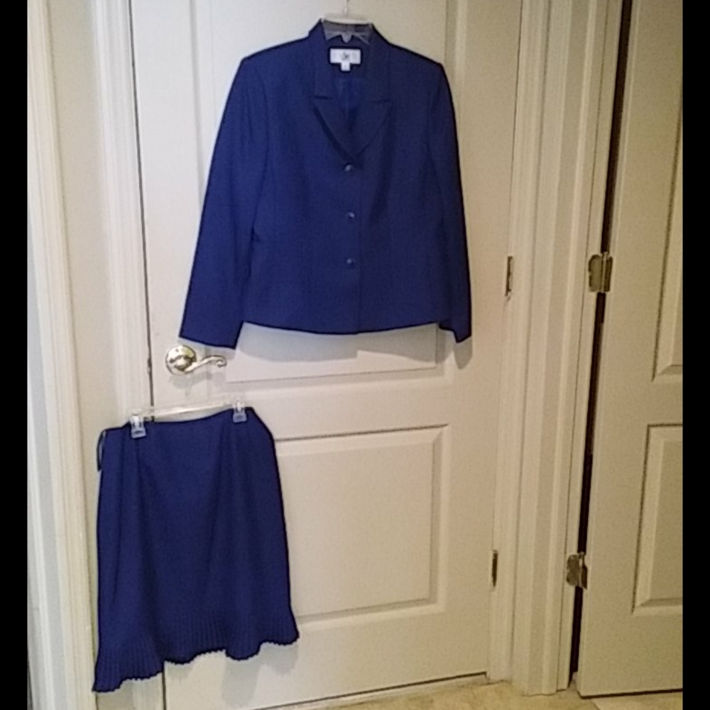 Le Suit 2 piece periwinkle herringbone suit